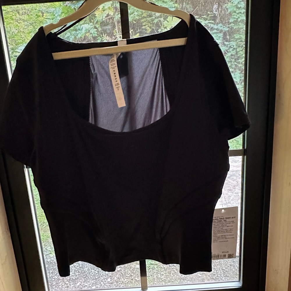Lululemon black mesh top🚌💛